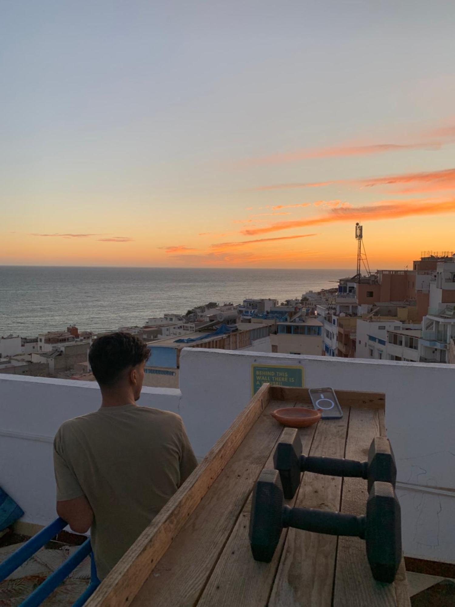 Отель Sunny Wave Taghazout Surf & Yoga Экстерьер фото